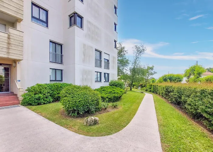 2 Bedroom Gorgeous In Royan