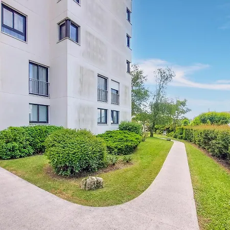 2 Bedroom Amazing In Royan
