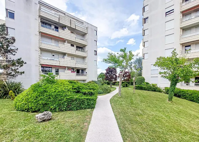 Apartment 2 Bedroom Gorgeous In *